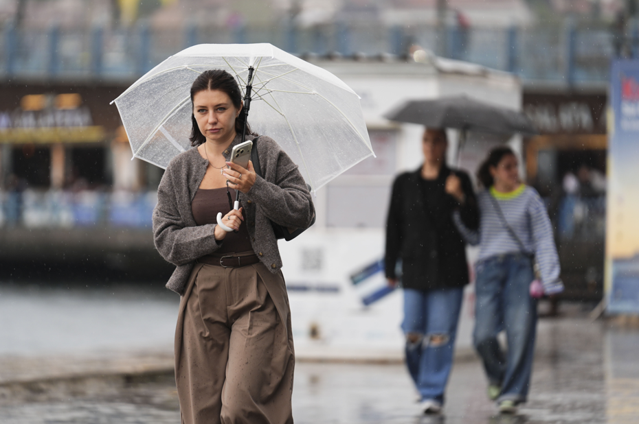 Bugün Hava Durumu ve Yağış Uyarıları: Sıcaklıklar Düşüyor, Sağanaklar Artıyor
