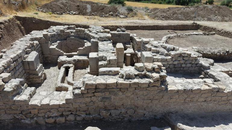 Dikiş dikiş sırasında 1700 yıllık banyo bulundu, şehrin tarihi değişiyor