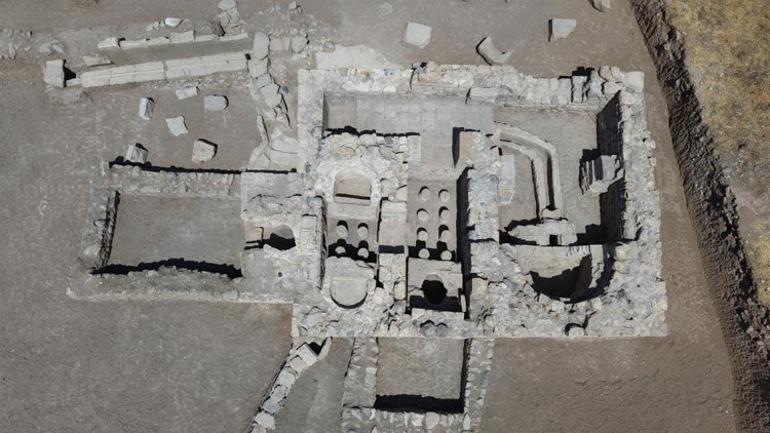 Dikiş dikiş sırasında 1700 yıllık banyo bulundu, şehrin tarihi değişiyor