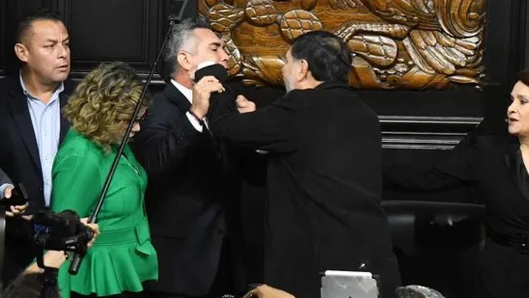 Meksika Senatosu birleşti! Muhalefet Lideri Meclis Konuşmacısına Saldırdı ... Kameradaki o anlar